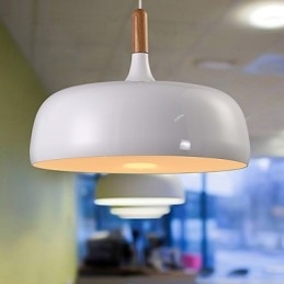 Moderne, zeitgenössische Pendelleuchte aus Metall im Landhausstil