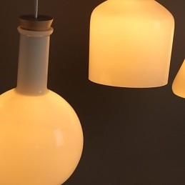 Zeitgenössische und vertraglich kreative magische weiße Glasflasche Linie Droplight