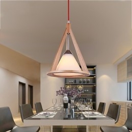 Kronleuchter aus Holz im Designer-Stil. Eleganter Kronleuchter im zeitgenössischen Stil