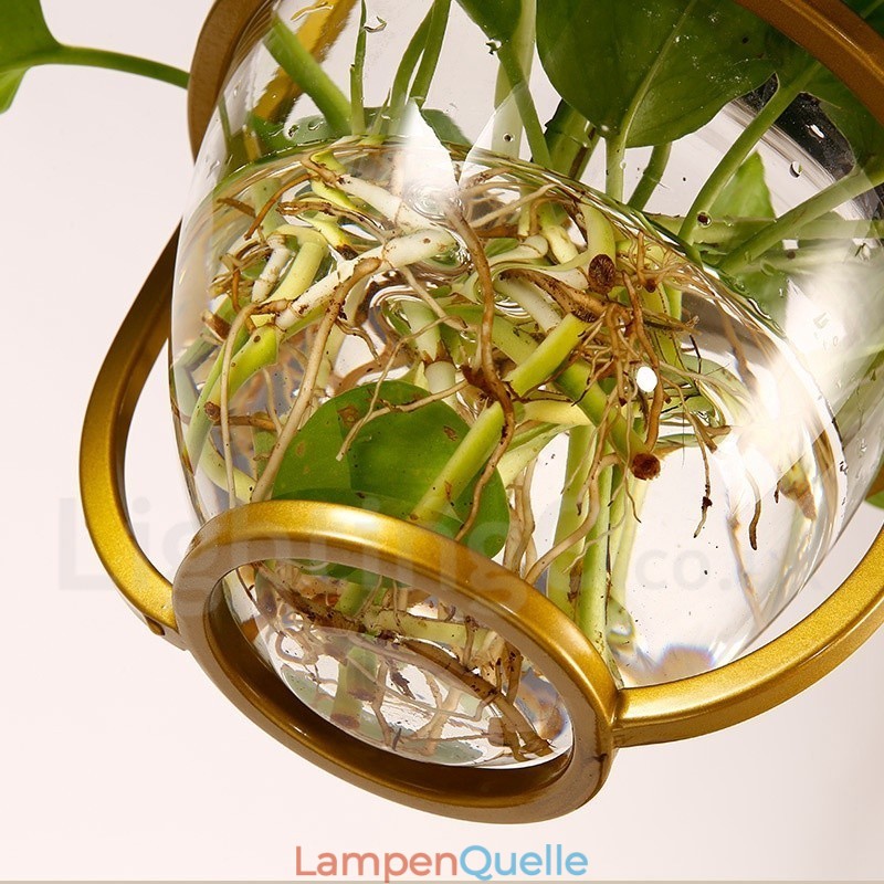 Traditionelle klassische Pendelleuchte aus Glas mit einer Leuchte