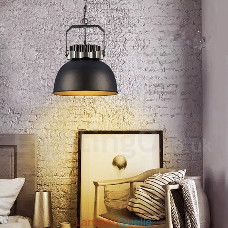 Schwarze Pendelleuchte aus Metall im Vintage-Stil im Landhausstil