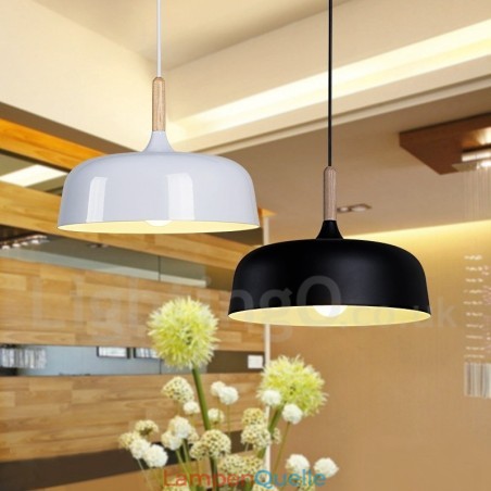 Moderne zeitgenössische Pendelleuchte aus Holz und Metall Moderne zeitgenössische Pendelleuchte aus Holz und Metall