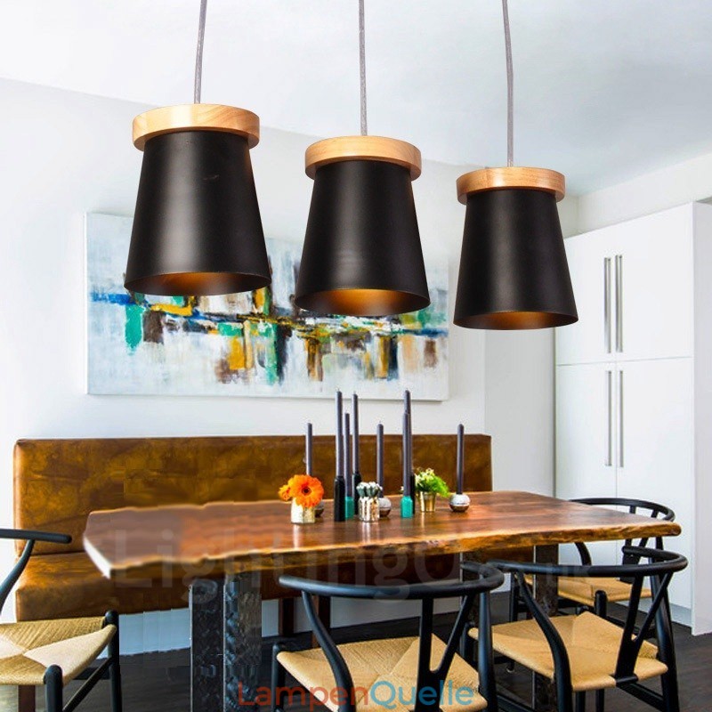 3-flammige Pendelleuchte aus Holz im modernen, zeitgenössischen nordischen Stil mit Eisenschirm