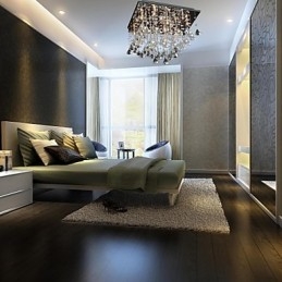 Traditioneller klassischer Kronleuchter aus Kristall und Chrommetall