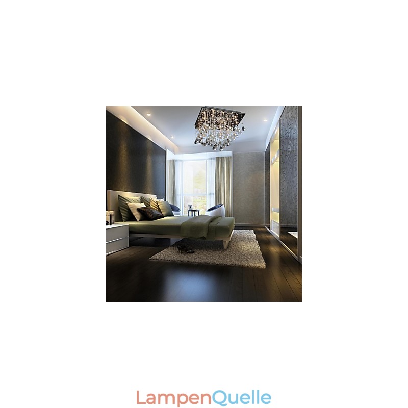 Traditioneller klassischer Kronleuchter aus Kristall und Chrommetall