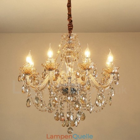 Eleganter Kronleuchter mit 8 Kerzen und Kristallen in Cognac-Farbe Eleganter Kronleuchter mit 8 Kerzen und Kristallen in Cognac-Farbe