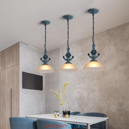 Eine hellblaue rustikale künstlerische Retro-Antik-Pendelleuchte mit Glasschirm Eine hellblaue rustikale künstlerische Retro-Antik-Pendelleuchte mit Glasschirm
