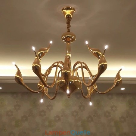 12-flammige moderne Pendelleuchte aus goldfarbenem Metall im Schwanenstil 12-flammige moderne Pendelleuchte aus goldfarbenem Metall im Schwanenstil