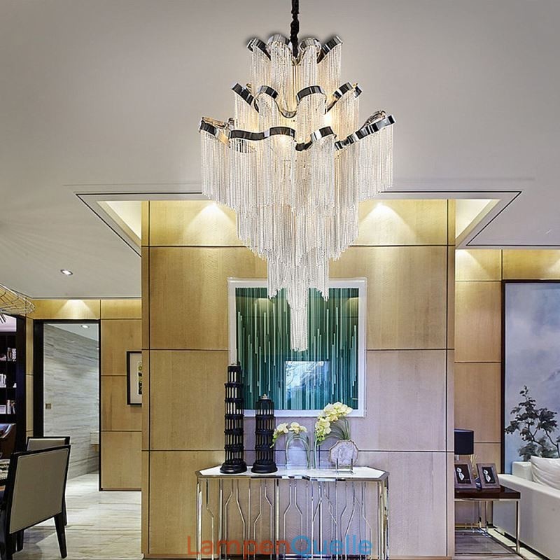 Moderne, elegante Pendelleuchte mit Quaste