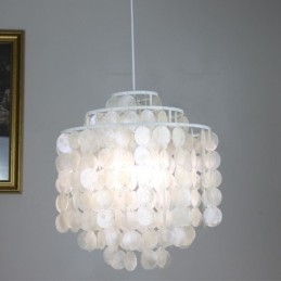 Moderne klassische Pendelleuchte mit weißem Muschelschirm