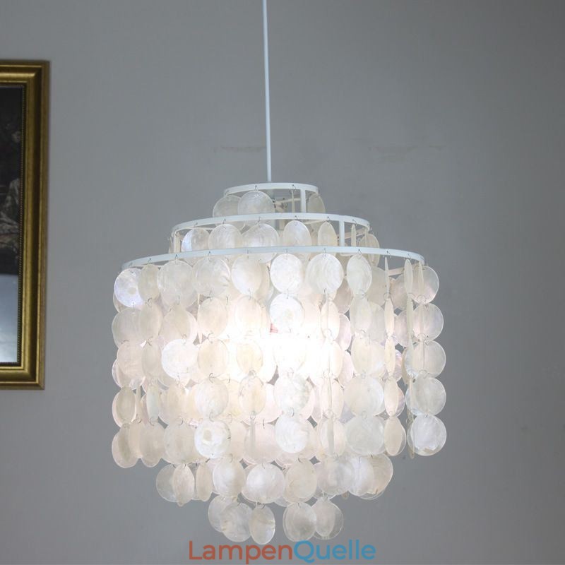 Moderne klassische Pendelleuchte mit weißem Muschelschirm