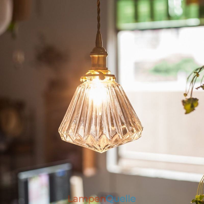 Pendelleuchte aus geripptem Glas mit klarem Diamant