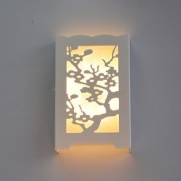 Weiße Pflaumenblüten-Wandleuchte mit geschnitzten Mustern oder Designs auf Holzleuchten