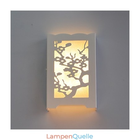 Weiße Pflaumenblüten-Wandleuchte mit geschnitzten Mustern oder Designs auf Holzleuchten Weiße Pflaumenblüten-Wandleuchte mit geschnitzten Mustern oder Designs auf Holzleuchten