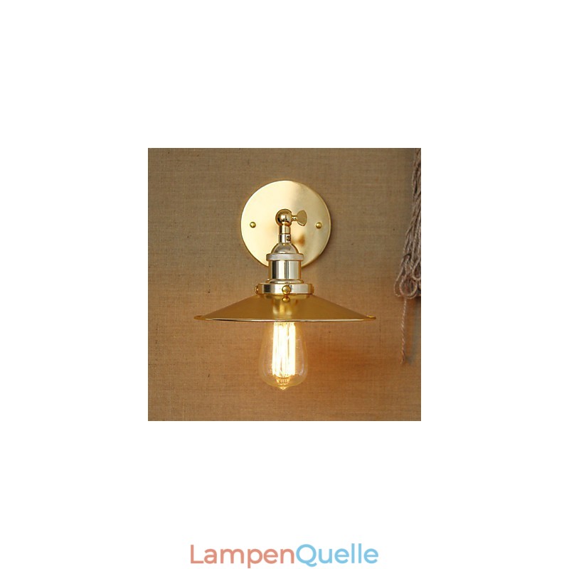 Minimalistische Villa im Industriestil mit nostalgischem goldenem Regenschirm vor der dekorierten Wand des Kirchengangs