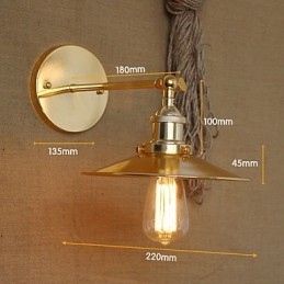 Minimalistische Villa im Industriestil mit nostalgischem goldenem Regenschirm vor der dekorierten Wand des Kirchengangs