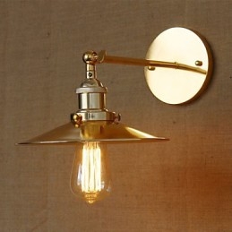 Minimalistische Villa im Industriestil mit nostalgischem goldenem Regenschirm vor der dekorierten Wand des Kirchengangs