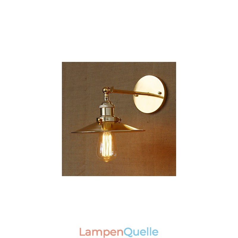 Minimalistische Villa im Industriestil mit nostalgischem goldenem Regenschirm vor der dekorierten Wand des Kirchengangs