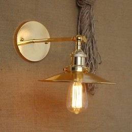 Minimalistische Villa im Industriestil mit nostalgischem goldenem Regenschirm vor der dekorierten Wand des Kirchengangs