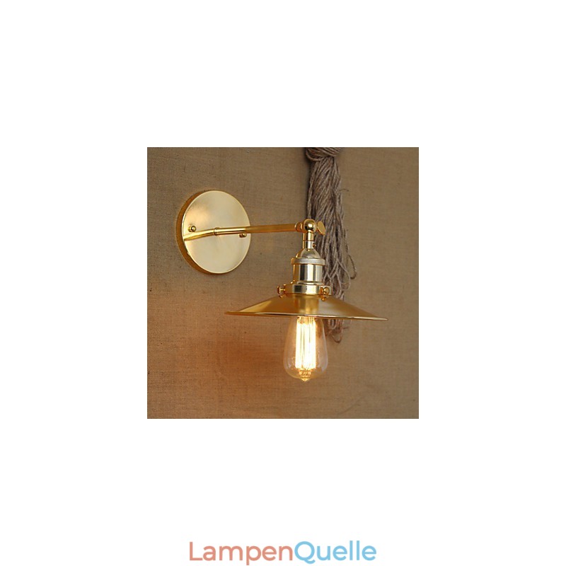 Minimalistische Villa im Industriestil mit nostalgischem goldenem Regenschirm vor der dekorierten Wand des Kirchengangs