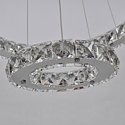 Traditioneller klassischer Kronleuchter aus Chrommetall