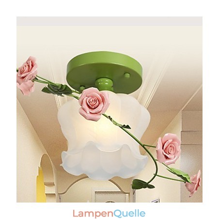 Valentinstag: Die Blumen und Pflanzen des Rosengartens absorbieren das Licht der Kuppel Valentinstag: Die Blumen und Pflanzen des Rosengartens absorbieren das Licht der Kuppel