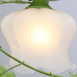 Valentinstag: Die Blumen und Pflanzen des Rosengartens absorbieren das Licht der Kuppel