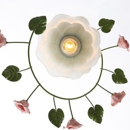 Valentinstag: Die Blumen und Pflanzen des Rosengartens absorbieren das Licht der Kuppel
