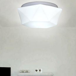 Kreative weiße Diamantglaskuppel absorbiert Licht
