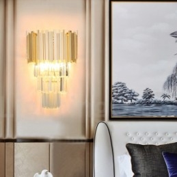 Goldfarbene, passende postmoderne Luxus-Wandleuchte aus K9-Kristall mit Kristallschirm