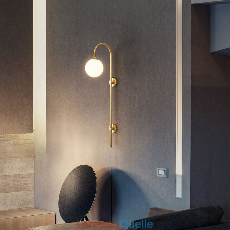 Moderne Wandleuchte aus gebürstetem Gold
