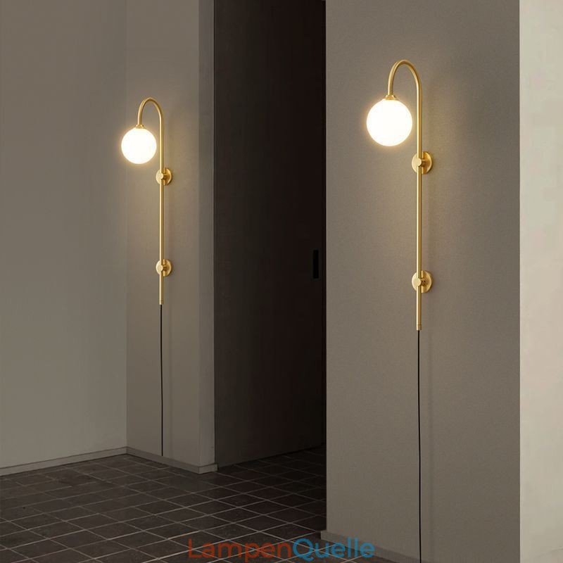 Moderne Wandleuchte aus gebürstetem Gold