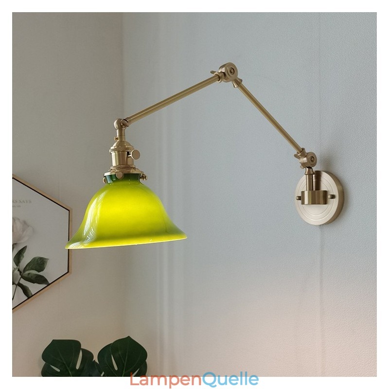 Moderne Wandleuchte mit Glasschirm