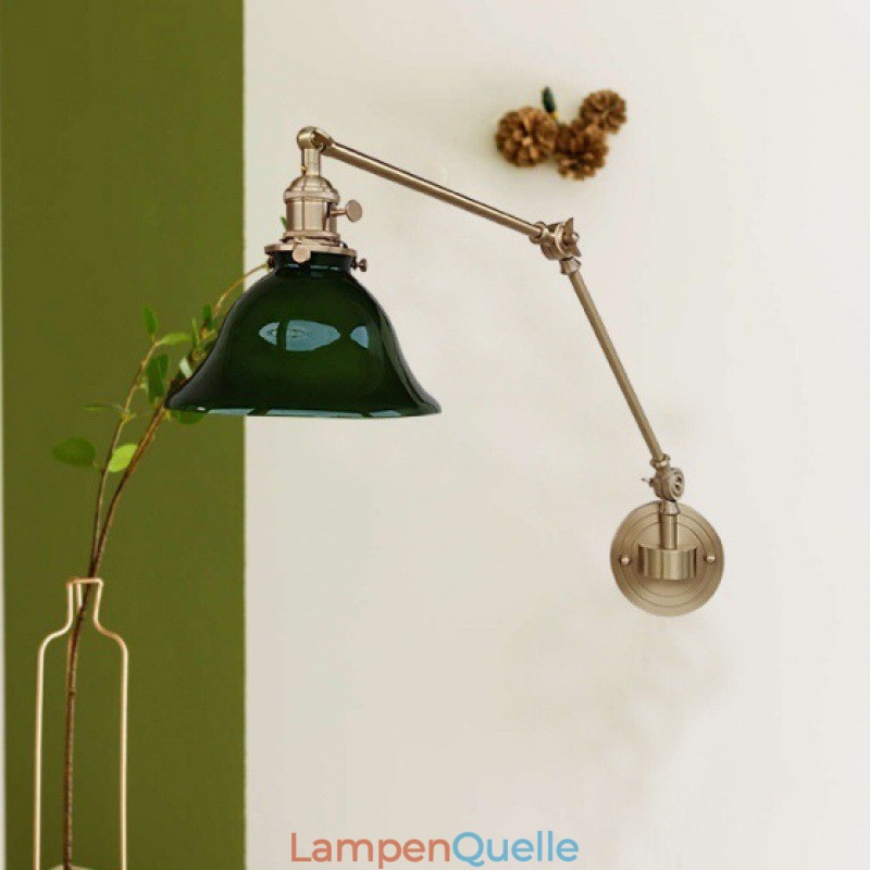 Moderne Wandleuchte mit Glasschirm