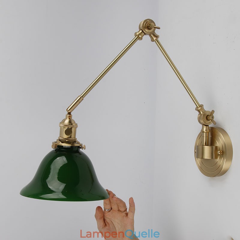 Moderne Wandleuchte mit Glasschirm