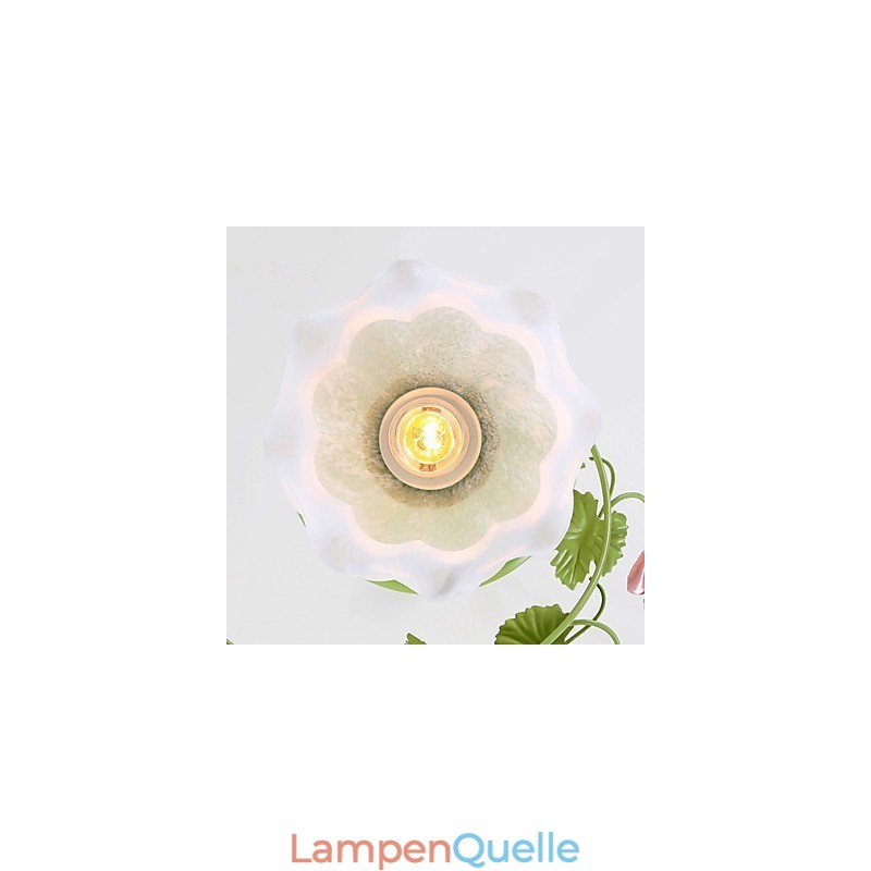 Valentinstag: Die Blumen und Pflanzen des Rosengartens absorbieren das Licht der Kuppel