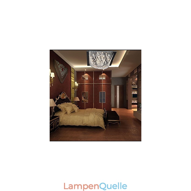 Traditioneller klassischer Kronleuchter aus Kristall und Chrommetall