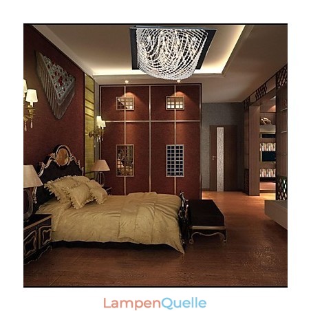 Traditioneller klassischer Kronleuchter aus Kristall und Chrommetall