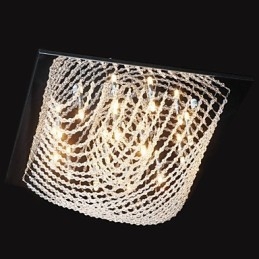 Traditioneller klassischer Kronleuchter aus Kristall und Chrommetall