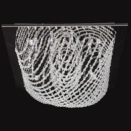 Traditioneller klassischer Kronleuchter aus Kristall und Chrommetall