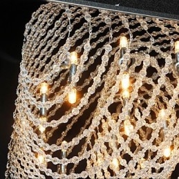 Traditioneller klassischer Kronleuchter aus Kristall und Chrommetall